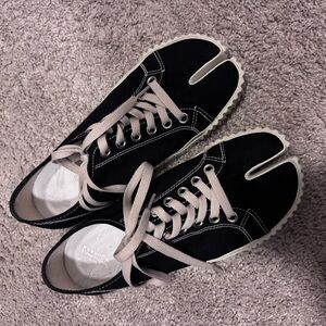 Stylish Black Split-Toe Sneakers